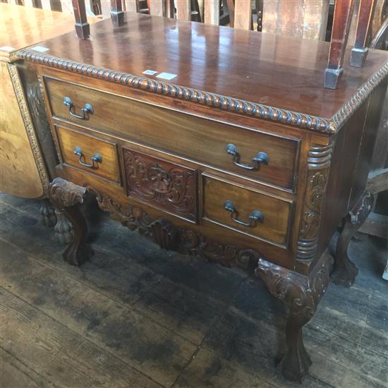 Mahogany lowboy(-)